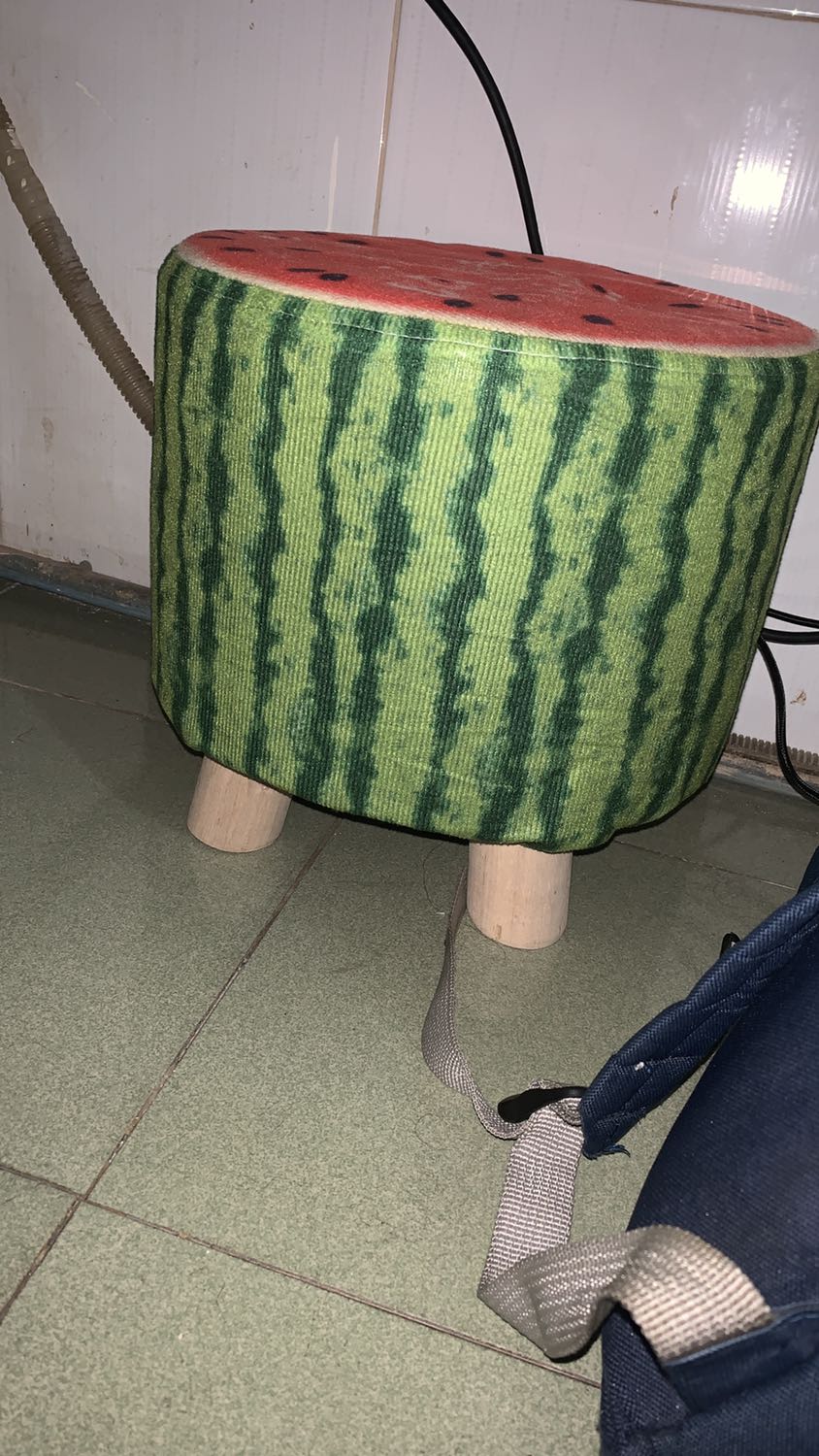 Ưu điểm:
- Chân gỗ khá chắc chắn.
- Vỏ áo in màu tương đối đẹp.

Nhược điểm:
- Thân ghế chỉ là lớp nhựa cứng được dập ghim bấm chứ ko có lớp đệm giống mặt ghế.
- Vỏ áo đường chỉ may hơi yếu, lột ra khá căng dễ bung chỉ.

Nói chung nếu mua về chỉ để gác chân như mình thì cũng tạm ổn. Còn để ngồi bàn trà, bàn sofa thấp thì ko thích lắm.