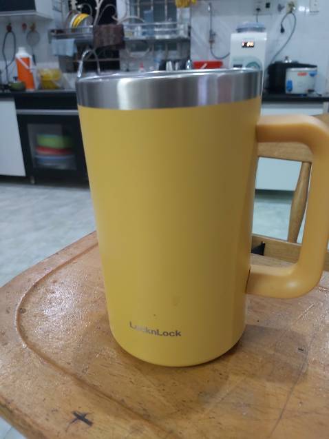 Kiểu dáng đẹp, cầm chắc chắn, giữ nhiệt tạm được. Nắp đậy có 1 góc khuyết nên giữ nước ấm ko được lâu lắm, nếu nắp đậy kín và có nút đóng mở kiểu bật lên xuống, hoặc kéo qua kéo lại thì rất tuyệt. Nhìn chung thì vẫn ưng ý với cái ca này :)