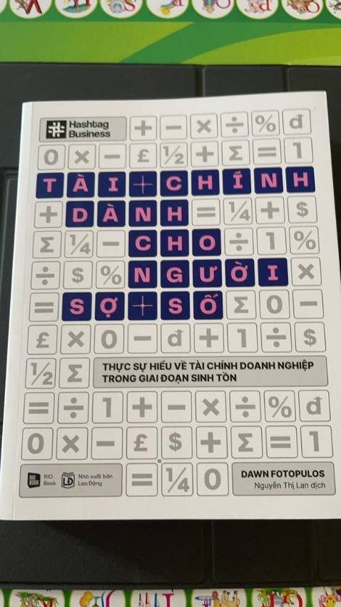 Từng con số trên các loại báo cáo tài chính được tác giả giải thích bằng ngôn ngữ đơn giản, dễ hiểu và dí dỏm. Các ví dụ minh họa cụ thể được đưa ra như những “bài toán mẫu”, hướng dẫn công thức tính, đưa ra đánh giá dựa trên các kết quả tính toán được, chỉ ra vấn đề mà doanh nghiệp đang gặp phải và gợi ý các biện pháp thực tế để cải thiện kết quả kinh doanh.