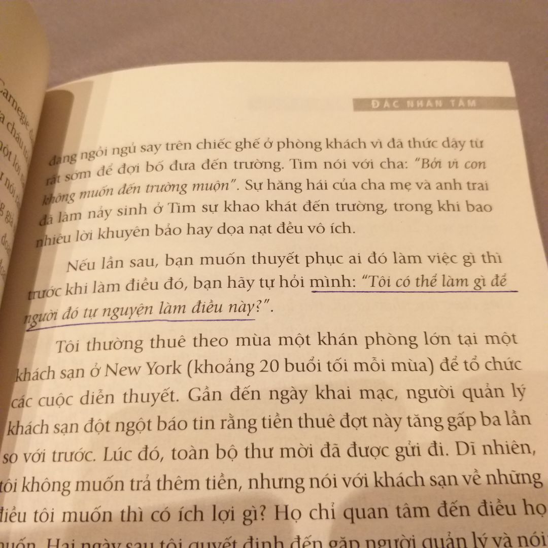 Đã mua ở Tiki rất rất nhiều sách, nhưng đây là lần đâu tiên tôi cảm thấy sốc. Tôi đã đọc cuốn này nhưng muốn mua bản mới để lưu giữ. Đến hôm nay tôi mới mở cuốn sách ra lần đầu tiên, nhưng rất nhiều trang sách đã có dấu bút bi gạch dưới. Nếu như tôi kiểm tra ngay khi giao hàng thì sự việc tôi trình bày có cơ sở hơn. Nhưng bây giờ đã mấy tháng và tôi chỉ muốn nhận xét ở đây để Tiki lưu ý. Là một người không có thói quen viết hay tô màu vào sách thì tôi thật sự cảm thấy nghi ngờ và đáng thất vọng về sản phẩm này của Tiki.