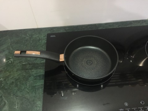 Giao hàng nhanh, đóng gói cẩn thận. Chảo dùng cho bếp từ không ổn lắm, nghe tiếng ù nhiều.