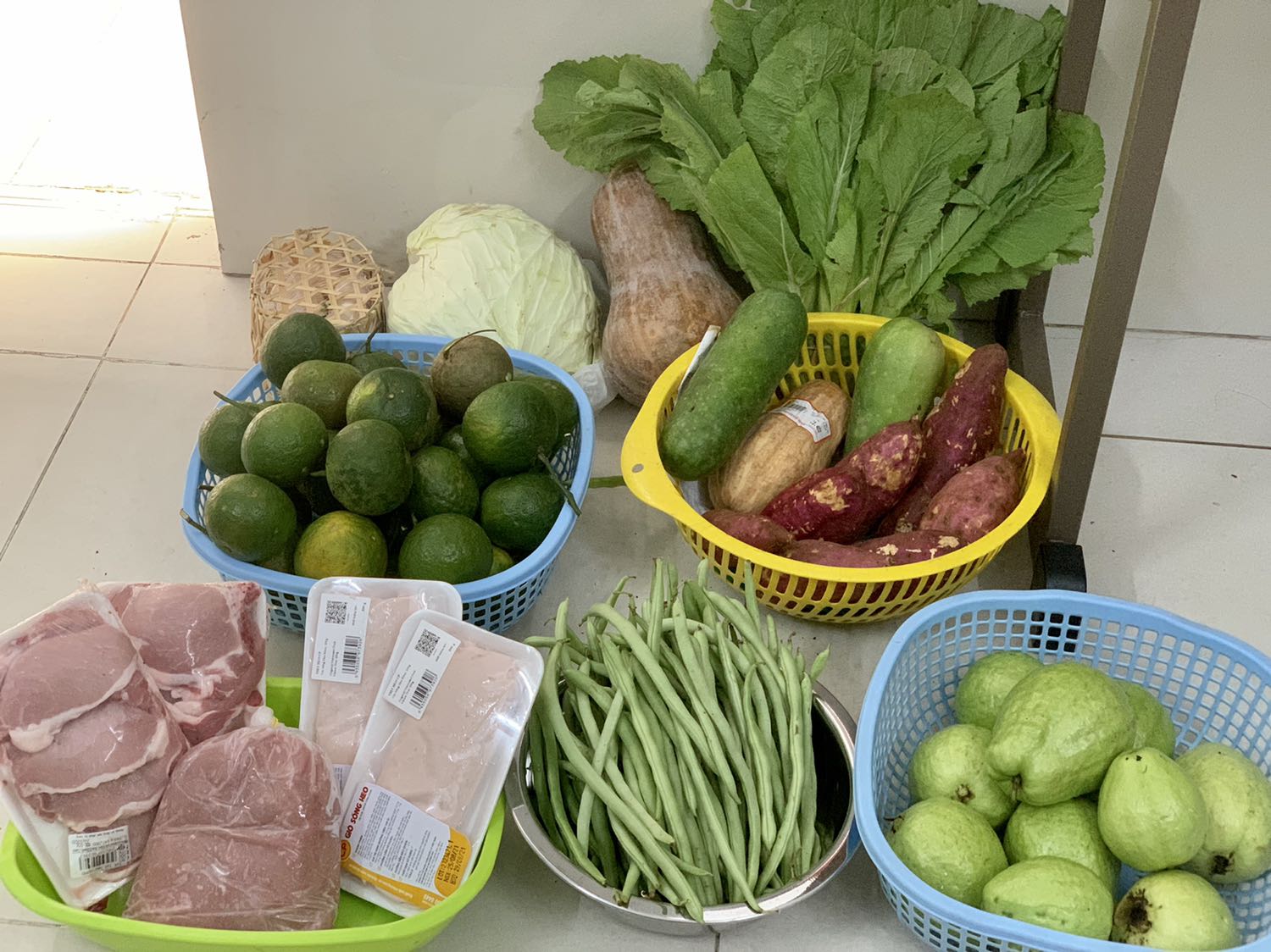 Bộ vệ sinh tạm ổn. Trông ko dc sịn lắm. Xai cung binh thương