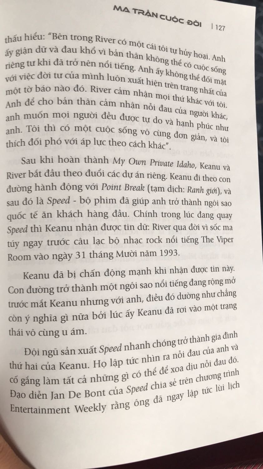 Sách rất hay, là một cuốn tự truyện jhoong đi quá sâu vào làm rõ những chuyện đời tư này nọ kia. Làm rõ được tính cách cá biệt của Keanu thời trẻ và sự tử tế của anh với những người đồng nghiệp khác, nam cũng như nữ. Có một số cuốn dạng hồi kí như vậy nhưng hơi gây khó chịu cho người đọc vì cứ liên tục nhắc tới phim, nhạc,m hay bài hát, hay chương trình thì người đọc lại phải ngưng một chút. Nhưng cuốn này thì không, nếu có xem phim hay không biết diễn viên A B C hay không thì vẫn đọc được. Vì nội dung kể về một cuộc đời, không phải kể sự nghiệp điện ảnh của K.R. Nghe cái tên Keanu như tiếng thổ dân vậy, buồn cười với chi tiết này. Và KR cũng nhiều đoạn hài hước. Ít khi mà có thể tưởng tượng được nhoắng một chút thì đã hơn trăm trang sách. First News lần này kết hợp với NXB Dân Trí, giấy rất thích, bìa có lớp nhựa lì và in nổi chữ. Bố cục sách có những bức đen trắng của K và cuối sách có một số trang màu. Tất nhiên là k nhẹ như giấy xốp, nhưng thật sự rất có cảm giác lật tạp chí âm nhạc, điện ảnh với cuốn sách này.