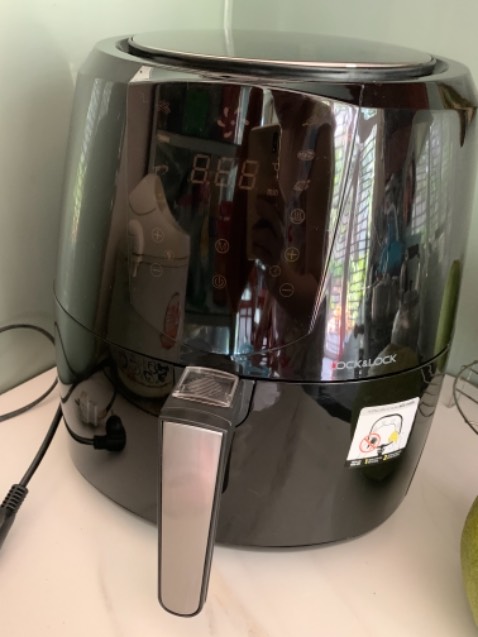 Nồi to, nhìn sang. Mới làm 3 món cá chiên, khoai Tây chiên, cánh gà chiên, cực kỳ hài lòng. Nên mua thêm chai xịt dầu lock and lock , khi nấu xịt ít dầu lên món ăn sẽ thơm ngon hơn. Có nồi này việc nấu nướng nhàn hơn nhiều, vẫn phải trở món ăn cho đều nhưng không bị bắn dầu, không phải cọ rửa nhiều khi nấu xong.