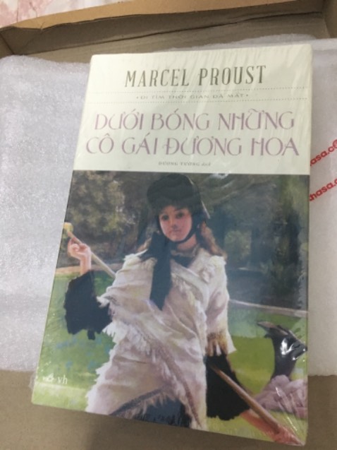 Shop ship hàng đúng hẹn. Sách được bọc ngay ngắn, có seal và bọc chống sốc. Bia sách hơi có những vết cũ nhưng mình dễ tính nên ko sao