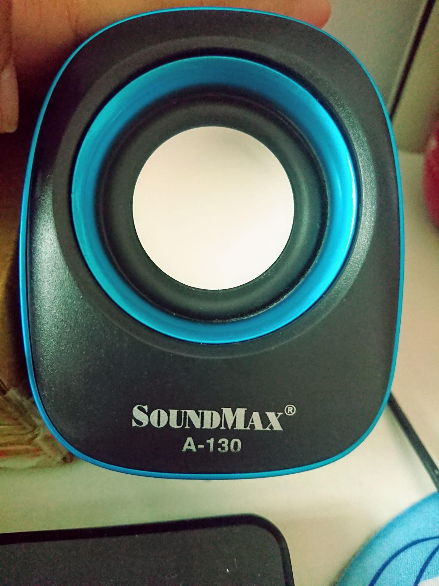 Loa mình nhận được có 1 loa chữ (a-130) hơi bị mất màu nên không được thích lắm, mình cũng có cảm nhận là cái loa đó nhỏ hơn bên còn lại. Mua về chủ yếu để nghe nhạc, học tập nên cũng không cần nhiều chức năng. Giá chỉ 132k, tương xứng với logitech z121 nhưng giá rẻ, cũng vì thế dây ngắn quá ?.
Mình nghe nhạc hay xem video trên *** mp3 thấy nhạc to, rõ nghe hay hơn là nghe trên YouTube. Khoảng âm lượng thì bật ở mức dưới 70 thôi sẽ nghe rất hay, lớn hơn sẽ cảm thấy rè, không rõ âm. Mới chỉ sử dụng 2 ngày nên không biết độ bền như thế nào mong là sẽ sử dụng được lâu bền.