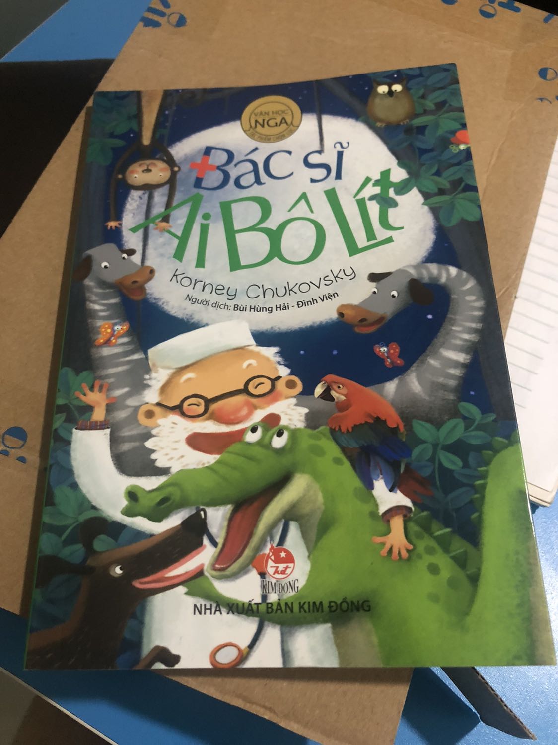 Dịch nhưng tiki vẫn nỗ lực giao hàng. Tuy đợi hơi lâu nhưng vẫn rất ok. Sách đong gói và vận chuyển cản thận! Nội dung dễ thương.