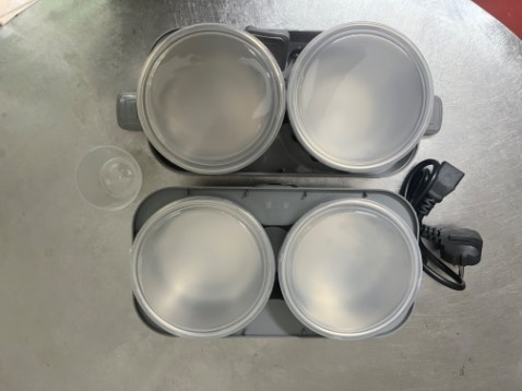 Hộp cắm rất nóng, cho hơi nhiều nước nên bị hấp hơi nhiều. 4 hộp inox to hơn mình nghĩ. Hi vọng sẽ bền