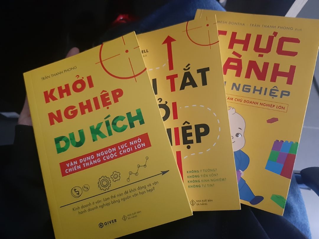 Lâu quá rồi mình không đọc sách kinh doanh hay phát triển bản thân nhưng đọc xong cuốn KN bán lẻ của tg Trần Thanh Phong nên quyết định mua cả bộ này. Bộ sách thiết thực cho ai đang loay hoay và cần tìm lối đi cho con đường kinh doanh của mình, sách như kim chỉ nam kiểu "cầm tay chỉ việc". Mọi thứ đã sẵn sàng, chỉ có một điều bạn cần làm khi đọc xong bộ sách này. Đó là Hành Động.