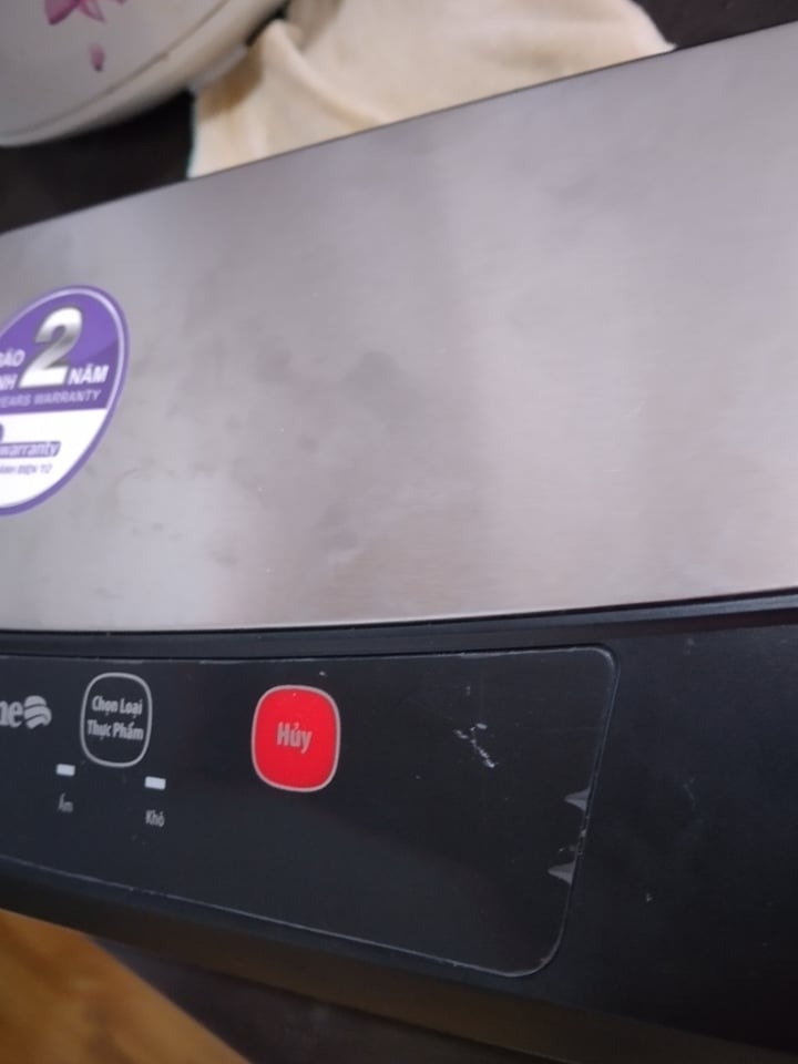 Tiki giao cho mình như máy cũ vậy
Trên thân máy đầy dấu vân tay
Chân máy rất bẩn, có vẻ đã qua sử dụng rồi
Tem máy bị xước ra
Nút bật bên trái bị liệt, không sử dụng được

Vui lòng đổi cho mình máy mới, chuẩn. hoặc thu máy hoàn tiền lại cho mình. Mua hàng Tiki nhiều, nhưng lần này làm mình vô cùng thất vọng
Đơn hàng số: #502925492