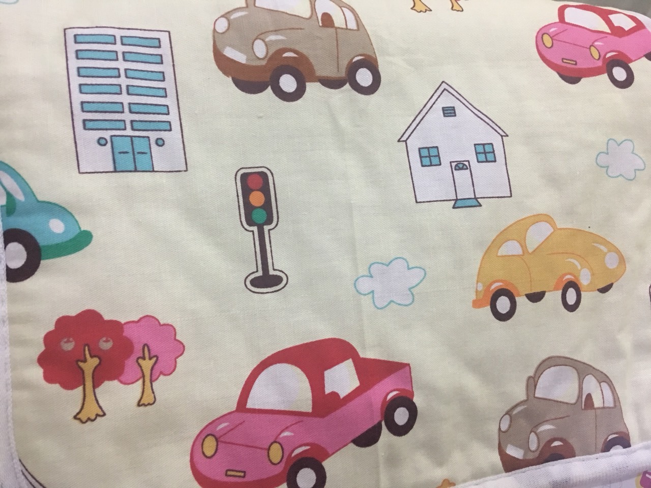 Là khách hàng thường xuyên mua sắm trên Tiki nên mình chọn mua sản phẩm có thương hiệu là chất lượng đảm bảo nhất và chính sách hỗ trợ khách hàng tốt. Tấm lót nhận được rất ưng có bo viền kỹ, shop giao đúng mẫu cho bé trai, phần lót mặt dưới dầy không bị thấm xuống nệm. Shop còn tặng mã khuyến mãi nữa. Sẽ ủng hộ shop lần sau.