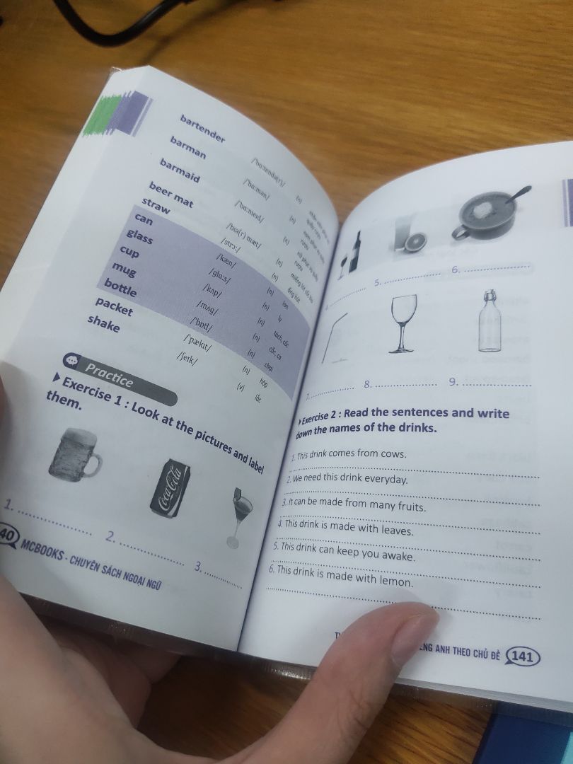 sách nhẹ, nhỏ xinh, bookcare vừa vặn. ngoài phần từ vựng còn có bài tập thực hành. có điều mình tải app về nhưng không tải được ebook, chỉ có audio luyện nghe, và giọng đọc nghe cũng không ưng lắm. với giá sale 26k thì rất tốt, còn giá gốc 65k thì với mình không ok lắm.