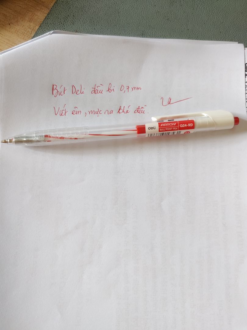 Bút có thiết kế cầm êm tay, khá đẹp. Mực ra đều, viết êm. Phù hợp cho học sinh, sinh viên, nhân viên văn phòng, giáo viên chấm bài. Cảm ơn Deli nhiều.