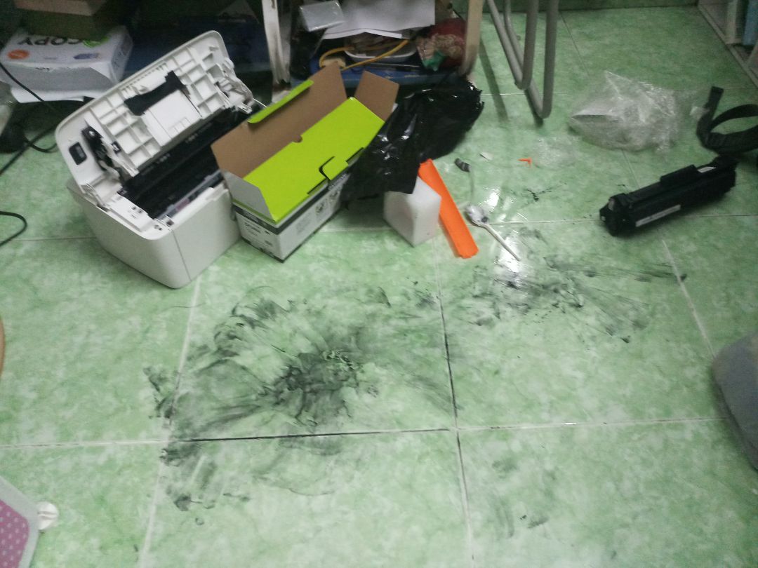 đừng mở nắp này nha mn, đó là nắp hộp mực, lỡ tay mở ra đổ đầy nhà. nhờ v mà lần sau hết mực mình sẽ mua bột mực về đổ vào. mình đánh giá thấp thiết kế này, nếu muốn bán hộp mực thì để ng ta mở đc hộp mực làm gì đừng mở nắp này nha mn, đó là nắp hộp mực, lỡ tay mở ra đổ đầy nhà. nhờ v mà lần sau hết mực mình sẽ mua bột mực về đổ vào. mình đánh giá thấp thiết kế này, nếu muốn bán hộp mực thì để ng ta mở đc hộp mực làm gì