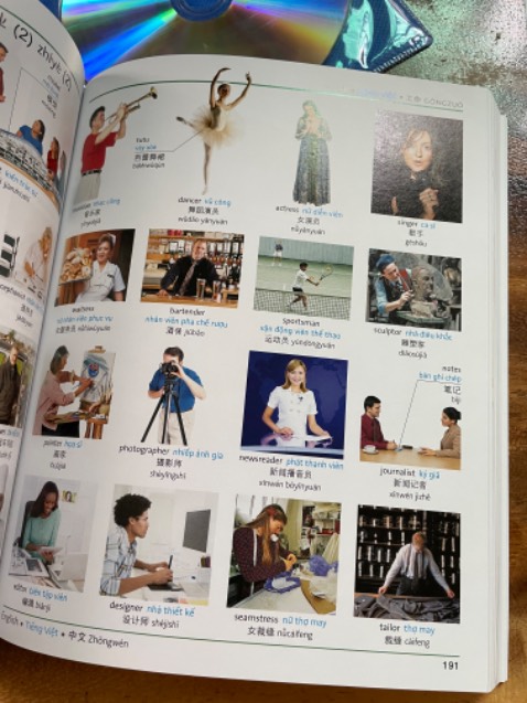 Cầm trên tay quyển sách mà hài lòng vô cùng. Sách mới tinh, thơm ko hề trầy xước, gáy sách chắc chắn. Nhìn hình thì mình nghĩ quyển này to và nặng nhưng ngưỡ lại là nó rất gọn luôn mọi người ạ, to khoảng 1 bàn tay thôi. 
Nội dung thì cực chi tiết, hình ảnh sinh động, in ấn rõ ràng lắm nha, nhìn vào viết dc 3 thứ tiếng. Đáng tiền thật! 😍