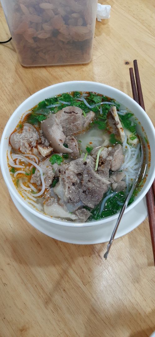 Quá tuyệt vời, tiếc là lâu nay cứ nghĩ kg có nhu câu dùng, ai dè mua xong hầm bồ câu, bò bắp, bò nạm, chân giò, xương heo để nấu cháo, bún, phở cho gia đình ăn. hầm 1h cho chân giò mà nó rục quá mức, lần sau chắc cài 30' rồi giữ áp suất qua đêm nữa là đẹp. hấp cả khoai lang, nấu chè nữa nha các bạn.  chồng con đã kg còn nhu cầu ra ngoài ăn sáng nữa vì ở nhà được ăn nhiều thịt bò và chân giò hơn ngoài tiệm lại free. kk