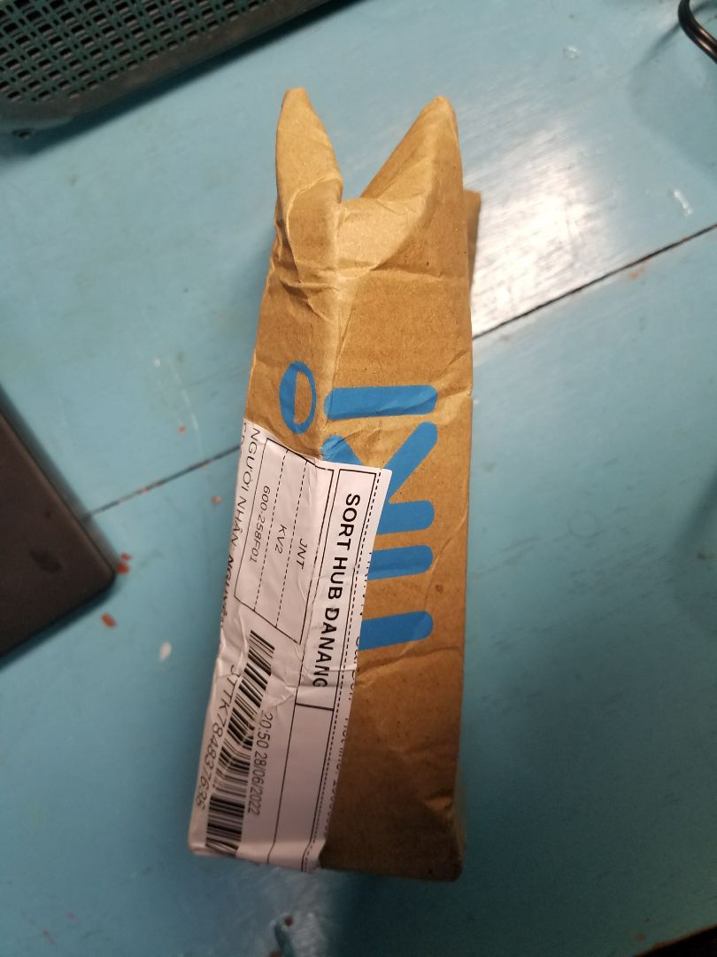 Trên hộp ghi dùng điện 120v. Nhắn tin hỏi shop thì vẫn dùng được 220v nên mua về dùng thử.
Dùng ổn nè. Có hẹn giờ tắt mở mà chưa thử ngắt mạng xem có vẫn tự hoạt động được không nữa. 
Để thử, ổn thì mua thêm cái nữa.