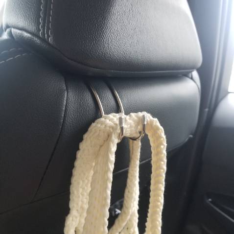 Dùng rất tiện. Treo đồ chắc chắn. Tất nhiên ko nên treo nặng quá, móc bị kéo quá sẽ ảnh hưởng da ghế. 
Ai nhiều đồ rất nên mua. Ưng lắm luôn. 
Nếu có thêm design thì vui. Mình thấy amazon mỹ có mấy mẫu xinh lắm mà ở vn chỉ thấy loại trơn này.