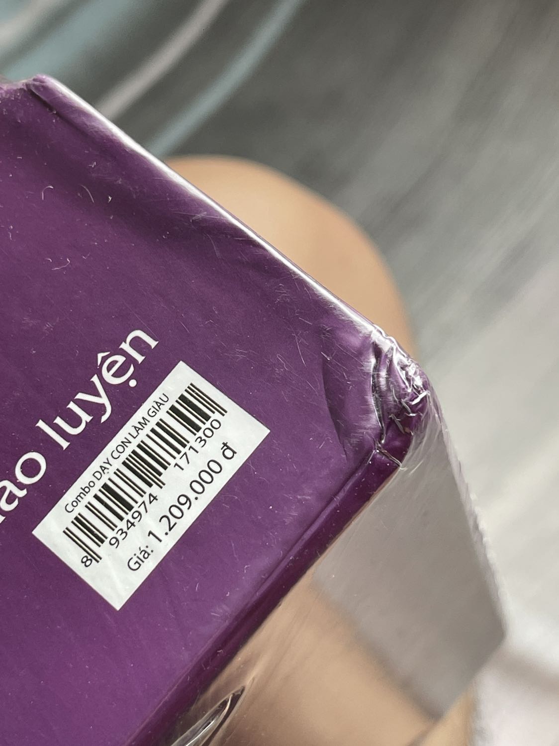 Thật sự rất thất vọng với lần nhận hàng này từ Tiki. Không biết do lỗi từ shop hay từ đơn vị vận chuyển nhưng khi nhận được sách, mở ra thì chỉ thấy 1 hộp sách nằm nhỏ gọn trong 1 cái hộp to mà không có bất kì một miếng lót nào để tránh va đập. Hộp sách có 6 góc thì hết 4 góc bị móp méo khá nặng như hình. Bao bọc sách cũng không đàng hoàng, phần phía trên bị rách hết cả bao bì làm sách bị dơ không còn mới.

Không biết thế nào chứ mua sách lẻ thì lúc nào cũng sạch đẹp mà mua boxset gần như lúc nào cũng gặp tình trạng trên, mấy lần trước lỗi nhỏ không đáng kể nhưng lần này quá thất vọng

Mong tiki hỗ trợ đổi lại sản phẩm mới giúp mình