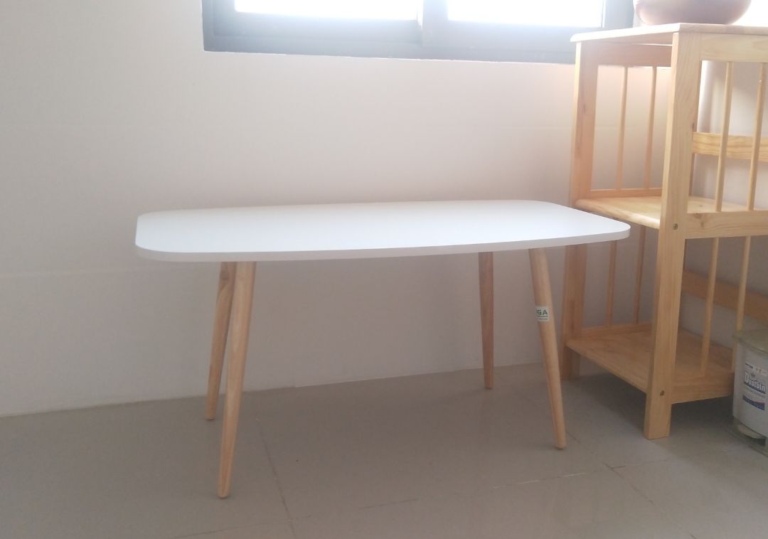 Tiki giao hàng sớm 5 ngày, chất lượng đóng gói OK, chất lượng hàng tốt như mong đợi. Chân bàn dễ lắp và khá chắc chắn. 
Có 1 chân bị ngắn khoảng 3mm, với mình thì khá dễ xử lý bằng cách vặn thêm 1 cái đinh vít vào dưới cái chân bị ngắn, tuy nhiên nếu sàn nhà dễ bị trầy xước (gỗ, thảm...) thì nên bọc cái đinh vít bằng vải hoặc cao su.