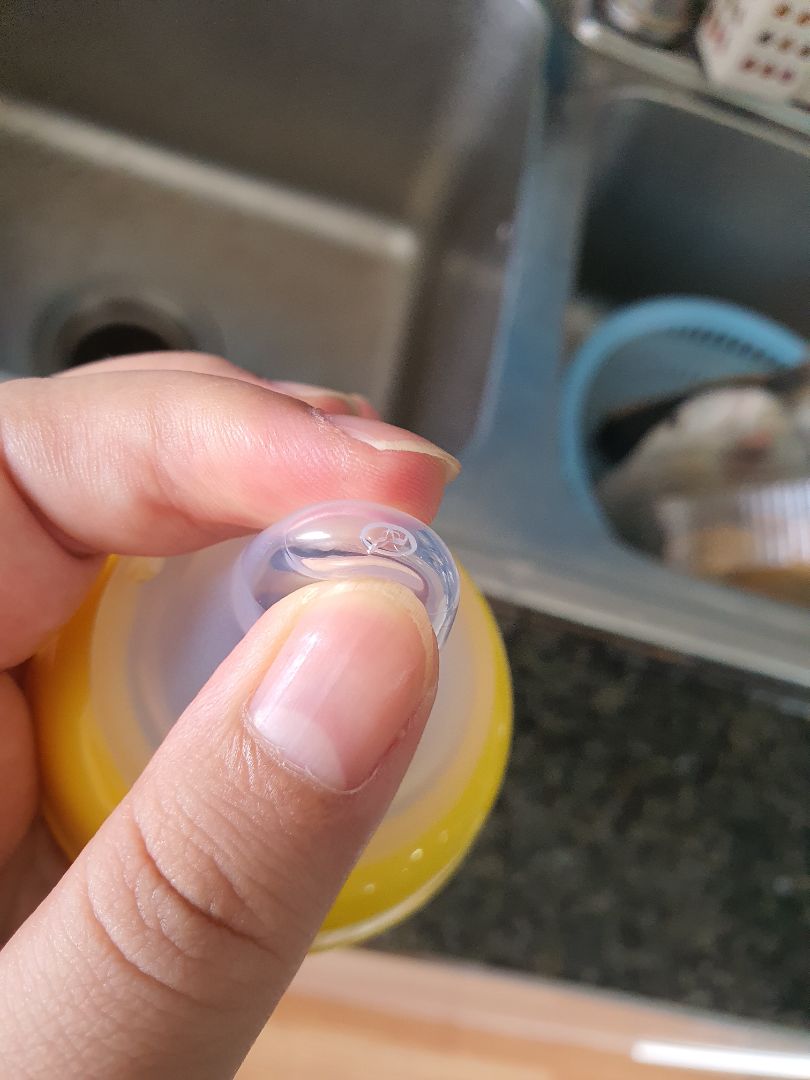 Set 2 núm size L thì có 1 núm bị rách như ảnh. Làm mình không biết cho con ăn bị sặc. Đề nghị shop có phương án xử lý đảm bảo quyền lợi khách hàng.