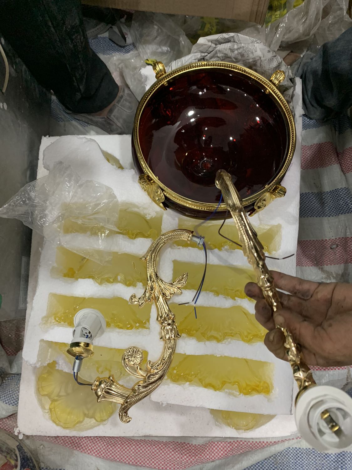 Gửi không đủ phụ kiện ko ráp được đèn, mất niềm tin quá luôn, vì khi kiểm tra hàng chỉ kiểm tra xem có nứt vỡ hay không, làm sao biết dc đủ phụ kiện hay chưa, khi nào ráp mới biết. Shop khi giao hàng đến kh mình phải kiểm tra mình gửi như vậy đã đủ hay chưa, giờ đến tay KH không đủ giờ làm sao, trong khi KH cần dùng người ta mới mua mà giờ ko xài dc, tôi tin tưởng tiki mới đặt online, giờ mất luôn niềm tin ở tiki