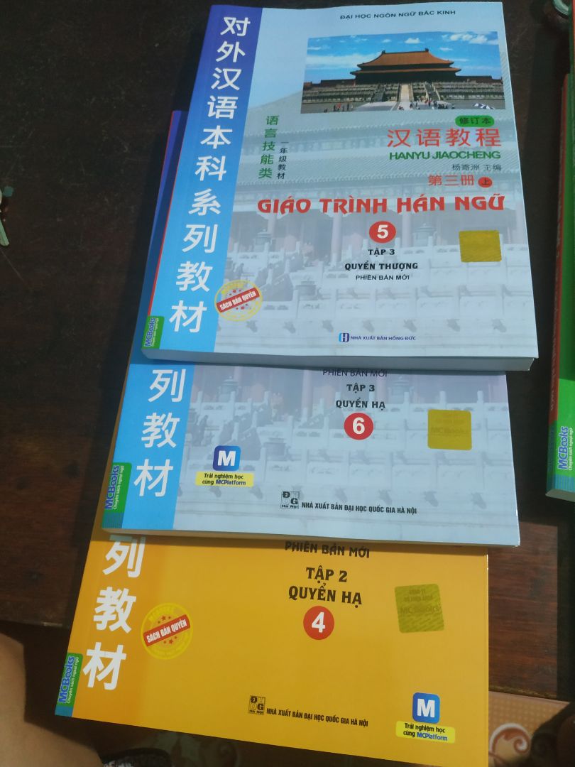 tại sao giáo sách cho mình 6 quyển mà trong đó có 4 quyển là của nhà xuất bản ĐHQG  còn 2 quyển lại là của nhà xuất bản hồng đức. Đặc biết  quyển thượng tập 2 ngoài đề nhà xuất bản hồng đức trong đề nhà xuất bản ĐHQG. mình đang phân vân chất lượng sách này ntn . mỗi cuốn in tại nhà in khác nhau.