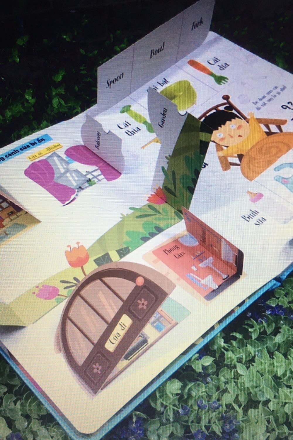 Sách đẹp lắm. Giấy đẹp, màu in cũng đẹp. Màu sắc hấp dẫn sinh động, thiết kế OK. Mua để dành cho cháu sau dùng dần. Giảm giá nên đc giá tốt hơn ah