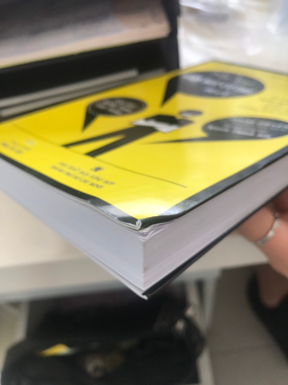 Sách bị dơ và cong nhăn ở các góc sách. MÌnh cảm thấy không hài lòng về sau sẽ không bao giờ mua ở bên này. Đề nghị bên shop bọc sách cẩn thận hơn.