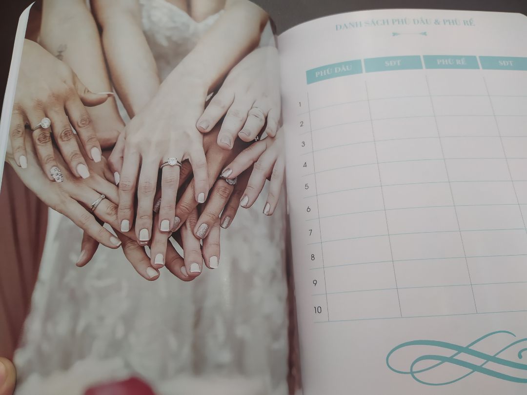 Mình xin chia sẽ 1 xíu về" Cuốn sổ tay cưới " mà mình mới tậu được trong mùa dịch này ạ??. Chắc chắn là quyển sổ tay không thể thiếu trong mùa dịch rồi các bạn ạ, quyển sổ tay nhỏ nhỏ vậy thôi nhưng có đủ tất tần tật mọi thứ 1 cách chi tiết cho việc chuẩn bị trước ,trong và cả sau khi cưới. Tuy mình chỉ đọc được khoảng nửa quyển thôi nhưng mình thấy rất hài lòng đối với những người lần đầu chuẩn bị như mình . mình k rành về chất liệu sách lắm nhưng mình thấy sách giấy bóng,mịn,nhìn rất đẹp mắt....????. các bạn có thể tham khảo r  tậu 1 cuốn để đọc cho qua cái mùa dịch này nha, rất hữu ích cho các cặp đôi .