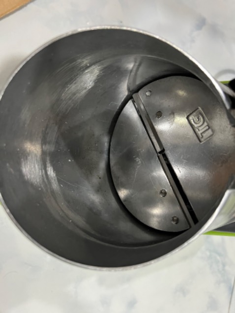 Hàng mới nhận nhưng thùng nhìn cũ, bên trong máy nhìn giống hàng thanh lý. Không giống máy mới. Cố đổi lại được không?