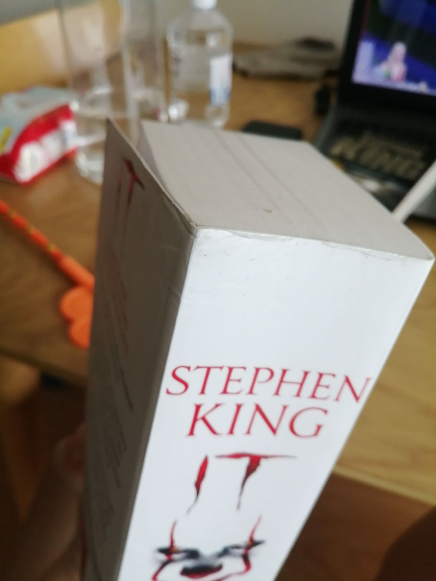 Gói hàng rất kém, sách mua mới mà như sách cũ. Bìa nát hết cả.