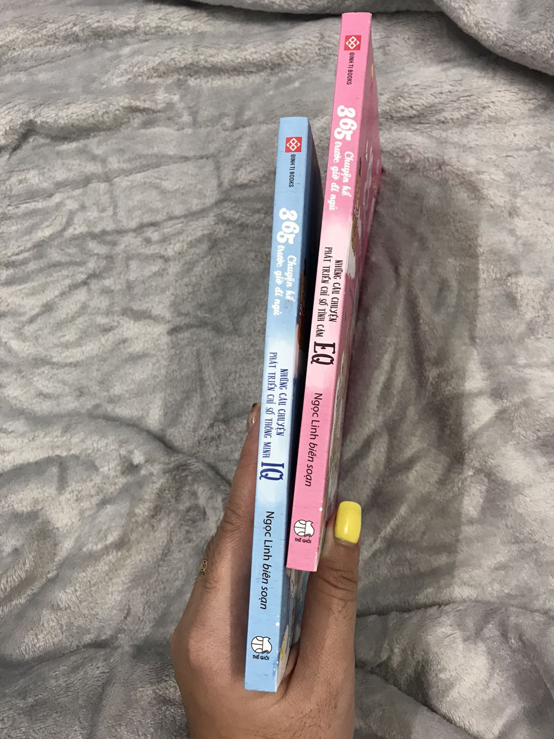 Vừa nhận được sách mình đã rất thích mặc dù bên ngoài cái hộp nó móp méo mình cũng lo là nó sẽ bị móp bên trong nhưng không. Sách được bọc rất cẩn thận.
Màu sắc bị kích thích trẻ lắm. Nội dung bên trong khá nhiều câu chuyện hay. 
Đặc biệt ở mỗi câu chuyện còn có thêm dòng bài học rút ra.
Kích cỡ chữ to và rõ ràng. Màu sắc nhẹ nhàng hình ảnh thú vị nhưng mà có vẻ hơi bị mờ một chút xíu xíu thôi không nhiều.
Khuyến khích các mom nên mua nhé!