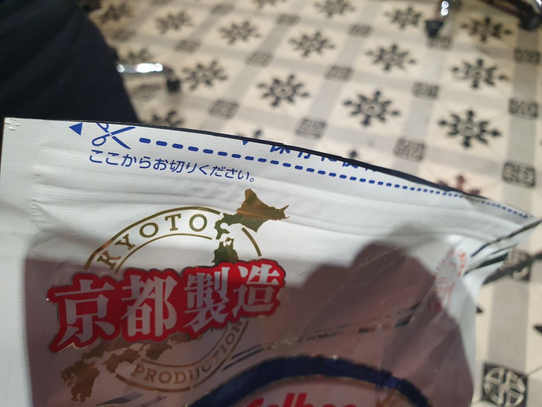 Mình mua 2 bịch, một màu đỏ, một màu trắng. Bịch màu đỏ thì không sao, túi còn nguyên. Bịch màu trắng thì bị cắt mất đầu túi, như là bị mở ra rồi í.

Sách hay văn phòng phẩm mà bị bóc mất túi gói thì còn chấp nhận được. Nhưng đây là thực phẩm mà tiki làm ăn như này?!