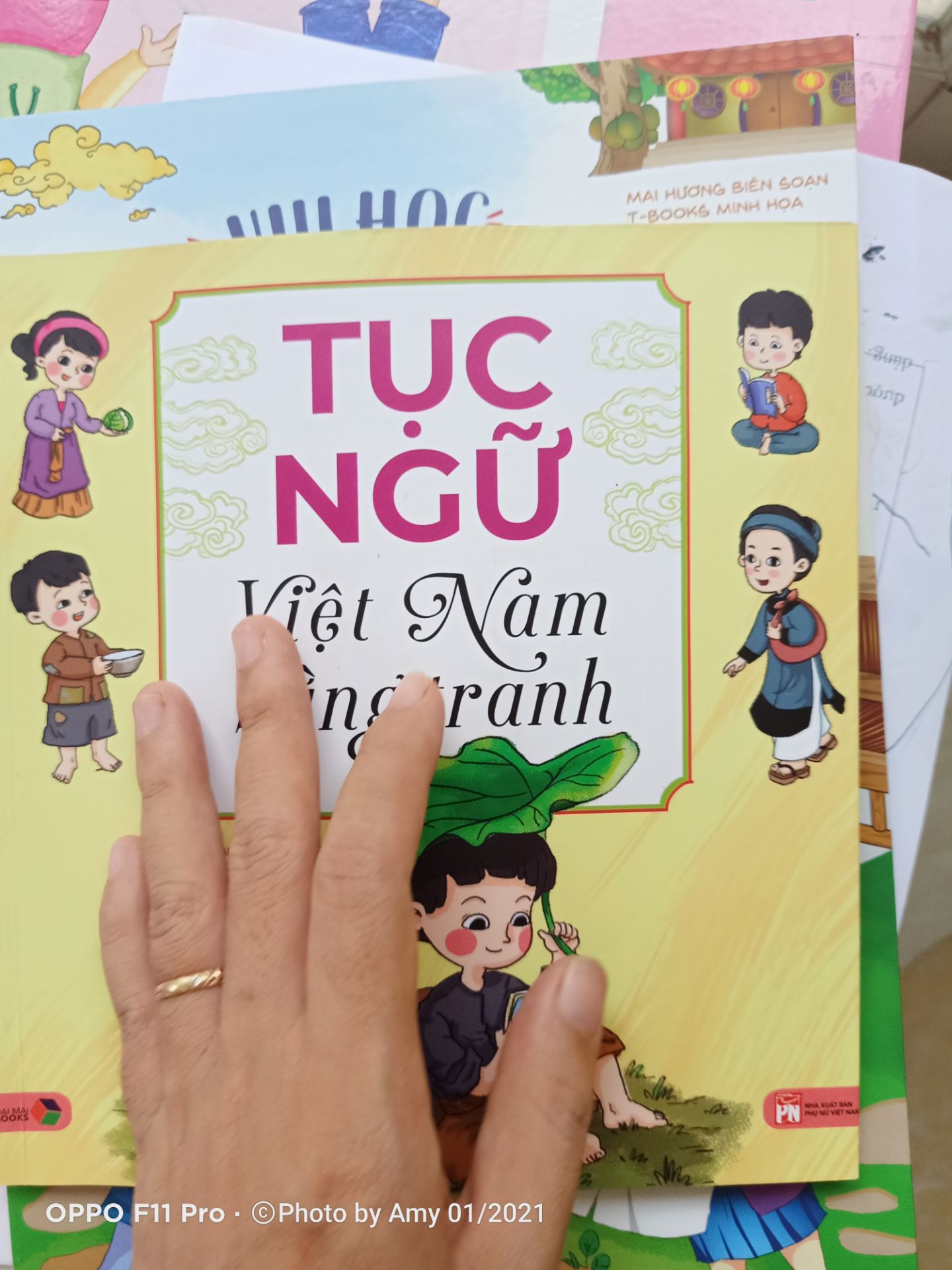 sách dễ thương, hình ảnh rất gần gũi, bé rất thích, vừa đọc còn vẽ theo hình nữa