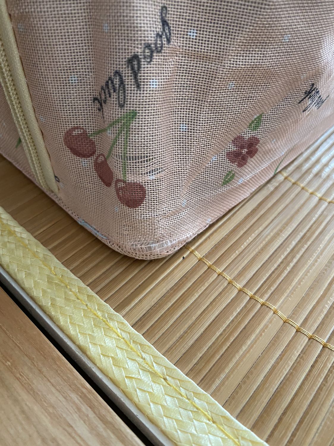 Lần đầu mua chất lượng tốt, mua tiếp pần hai thì chất lượng tệ quá ạ. Mới nhận hành hôm qua và cho quần áo vào đã bị ntn. Lần đầu mua chất lượng tốt, mua tiếp pần hai thì chất lượng tệ quá ạ. Mới nhận hành hôm qua và cho quần áo vào đã bị ntn.