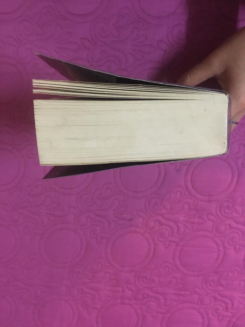 Tiki giao đơn hàng này của mình rất nhanh, hôm trước order hôm sau đã có rồi. Về chất lượng sách thì rất ok, mình sử dụng bookcare nên sách không bị quăn mép mà nhìn còn đẹp nữa. Tuy nhiên giấy thì có vẻ bị bẩn, cũ chắc do để trong kho lâu quá. Nói chung là mình khá hài lòng.