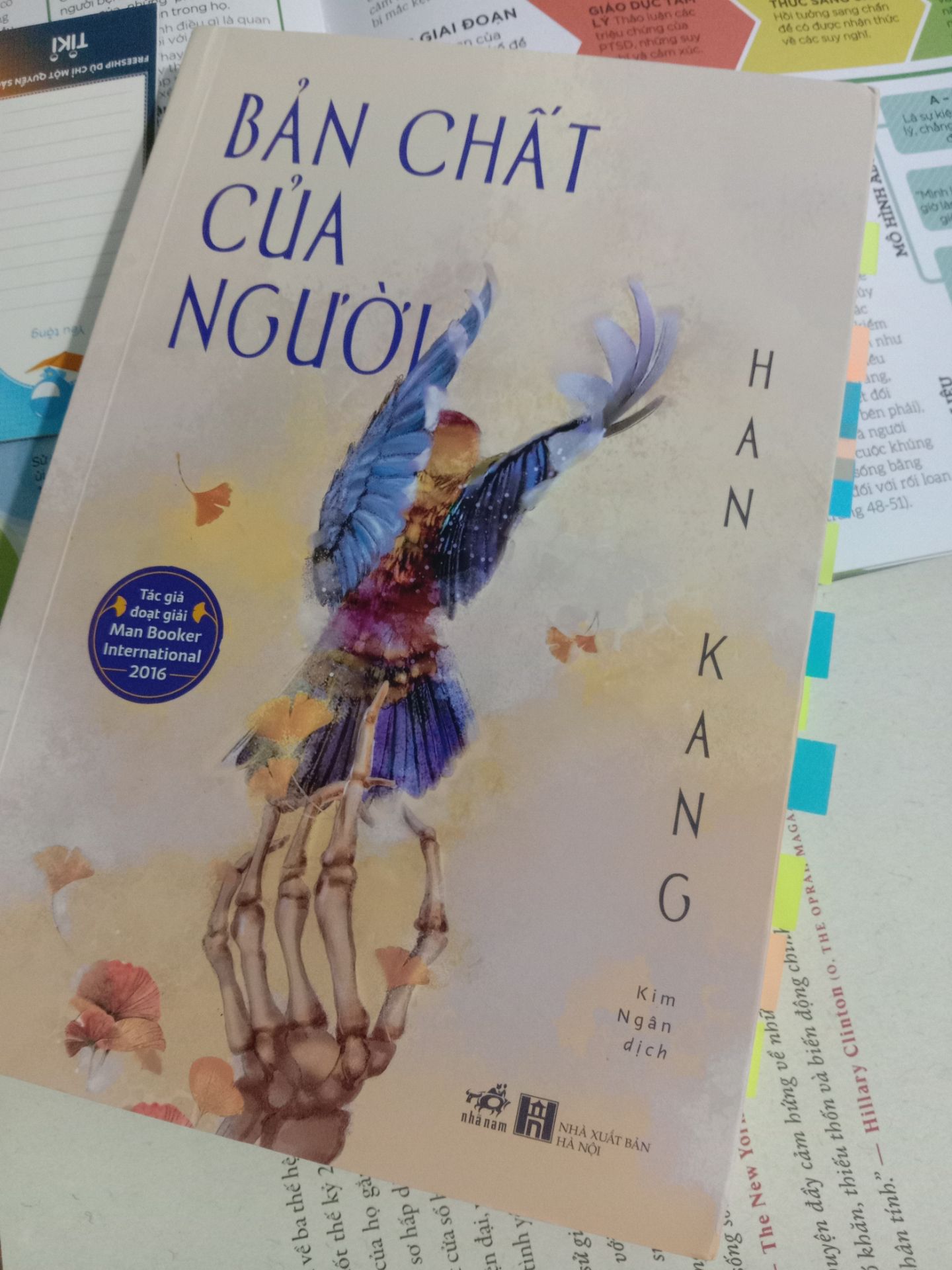 Cuốn sách tái hiện phong trào dân chủ Gwangju đầy sống động, ta thấy được sự đấu tranh khốc liệt của người dân, thấy được quân lính tàn bạo dã man đến nhường nào và sự máu lạnh vô nhân tính của chính phủ Hàn Quốc. 
Các nhân vật đưa ta vào bên trong cuộc chiến, sâu bên trong nội tâm của họ. Để thấy được nỗi mất mát, đau đớn cào cấu giằng xé không hồi kết. Dù là nạn nhân hay là người thân của người đã chết trong cuộc thảm sát này thì cuộc sống về sau của họ đều ĐAU ĐỚN. Họ trở thành cái xác không linh hồn, chẳng còn được sống như những người bình thường được nữa. 
"Tôi đang chiến đấu. Ngày nào tôi cũng một mình chiến đấu. Tôi chiến đấu với nỗi nhục nhã vì mình đã sống sót, và vì mình vẫn còn đang sống tiếp."
Đây là một cuốn sách hay mn nên đọc nhé!!
