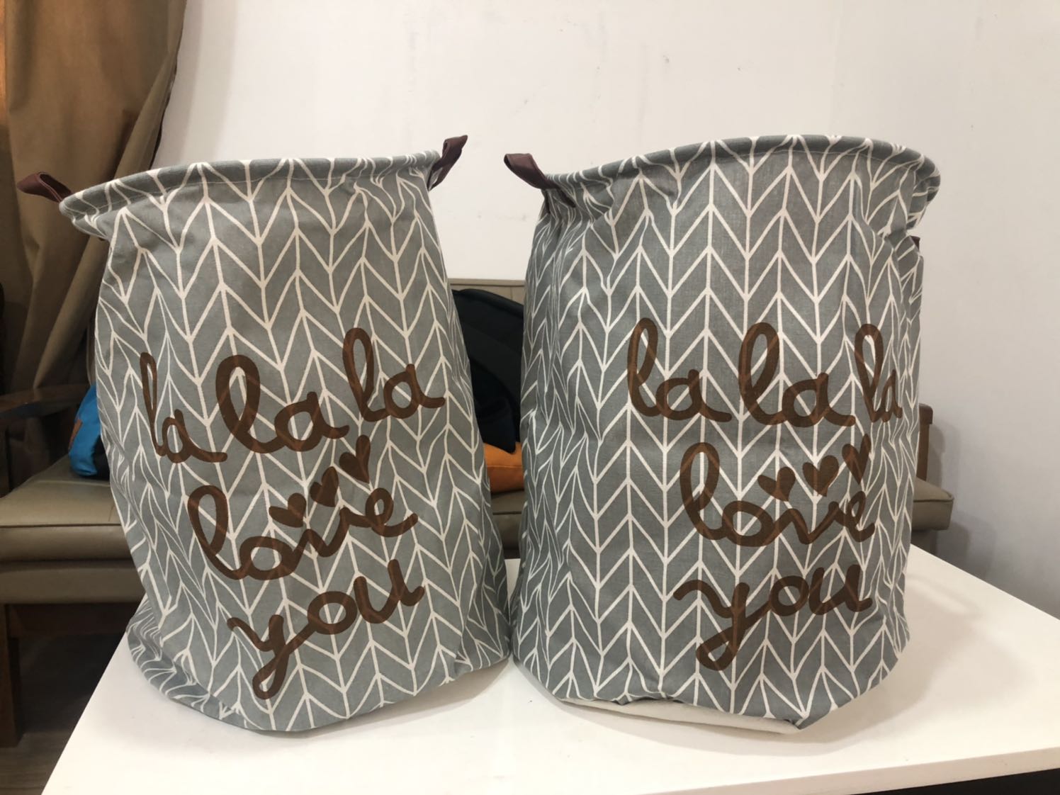 Mình order 2 cái thì được giao 2 cái cùng màu. Nhìn chung chất lượng khá ổn, và giỏ to, chỉ có chút lăn tăn là giỏ bằng vải nên khi gấp và mở ra hơi bị nhăn, ko được đẹp mắt lắm.