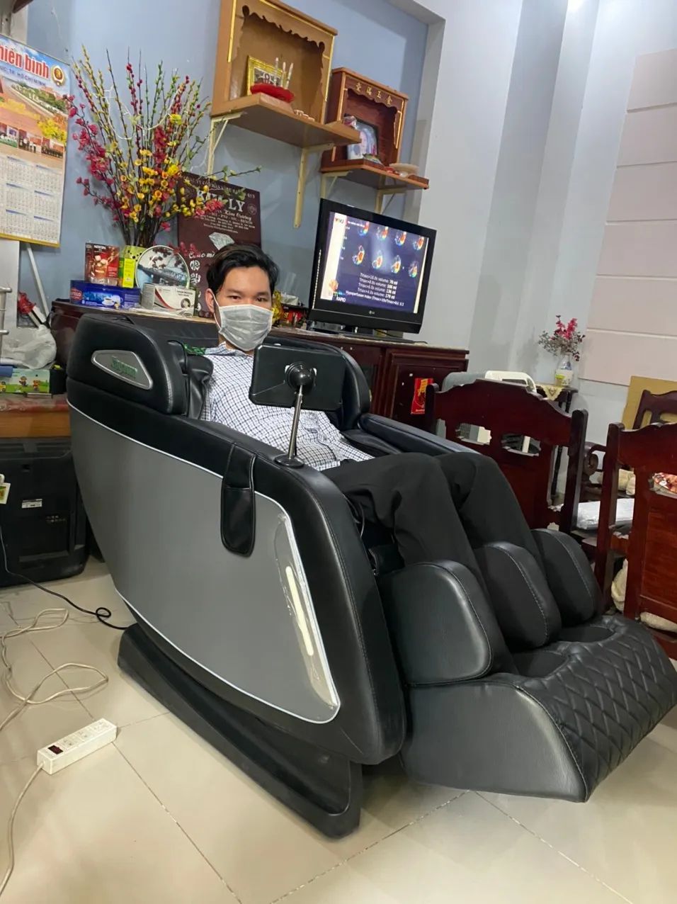 Mình đã trải nghiệm ghế gần 1 tháng, nói chung là rất ok
Các túi khí co bóp các bắp cơ tốt, rất thích tính năng sưởi nhiệt hồng ngoại
Massage sâu đĩa đệm, vai gáy
Loa nghe nhạc hay, chất. Rất hài lòng.