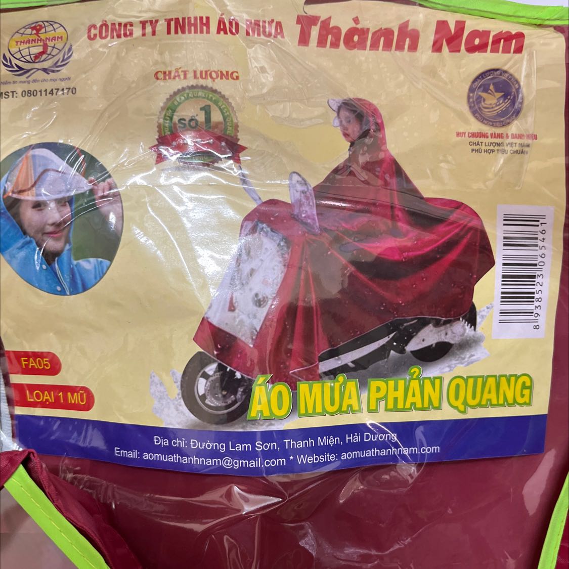 Mua áo mưa màu Xanh cho 2 người (áo đôi) nhưng lsij giao áo phản quang 1 người màu đỏ!!! Áo mưa ở nhà nhiều rồi , tôi mua áo đôi cho gọn xe lại gửi áo đơn!!!