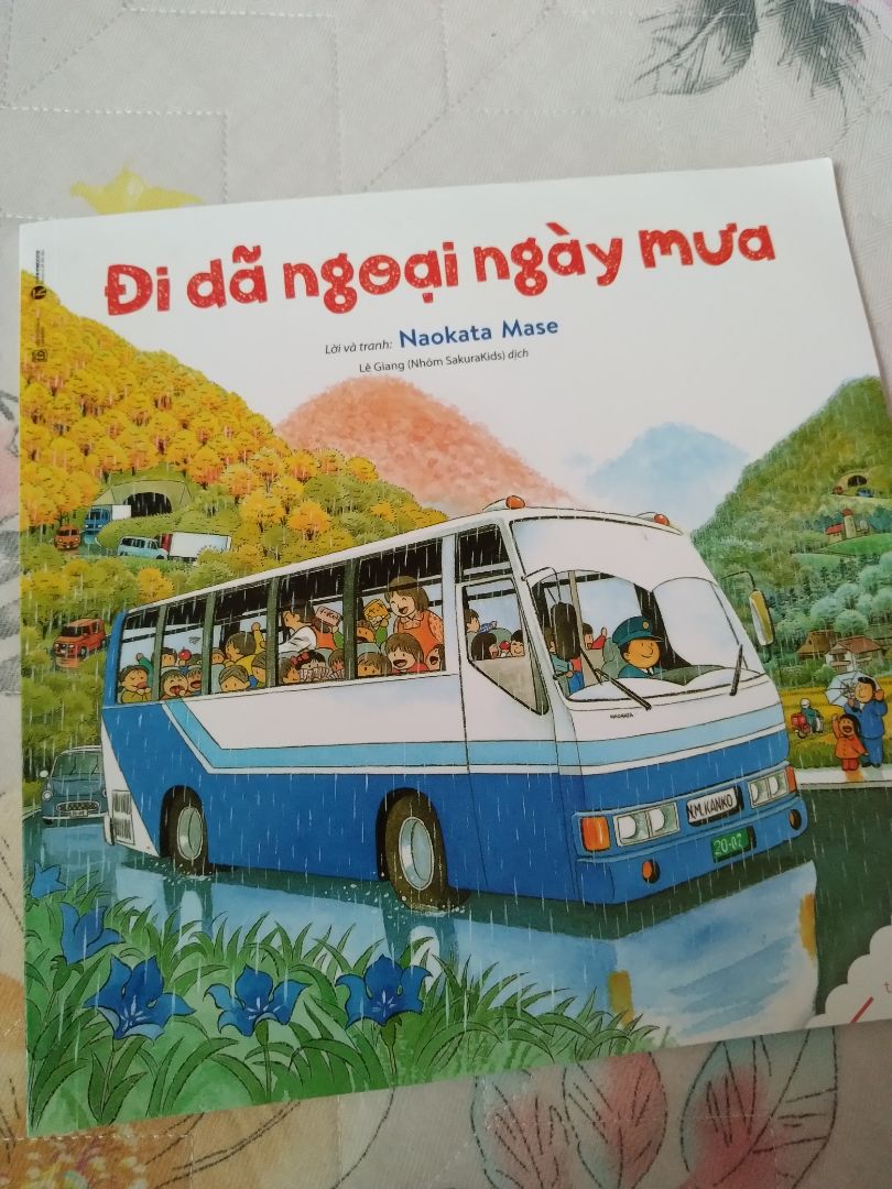 câu chuyện đơn giản, hình vẽ rất đẹp, cấu tạo sách cũng thú vị nữa. có rất nhiều thứ bé có thế khám phá ngoài câu chuyện nên bé nhà m rất thích