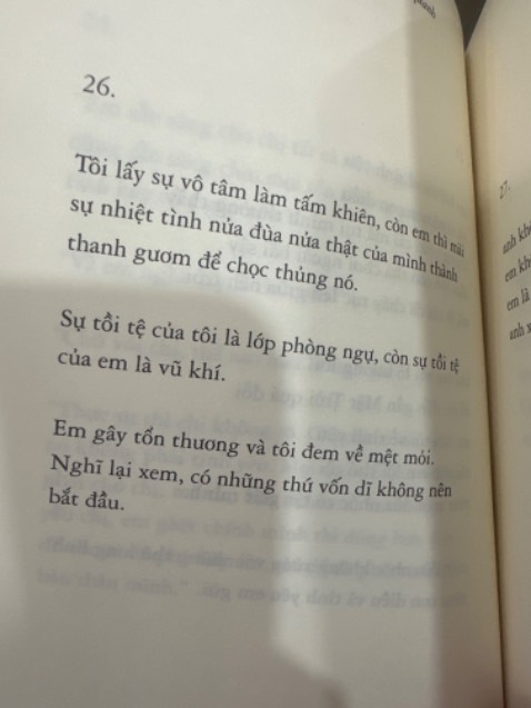 Cuốn sách nhỏ xíu đáng yêu chỉ lớn hơn điện thoại một xíu. Mình biết đến sách ngay thời điểm mình vừa chia tay nên từng câu chữ cứ khiến mình bồi hồi đồng cảm phải đọc đi đọc lại. Nhưng câu chữ chọn lọc hay chứ không sến