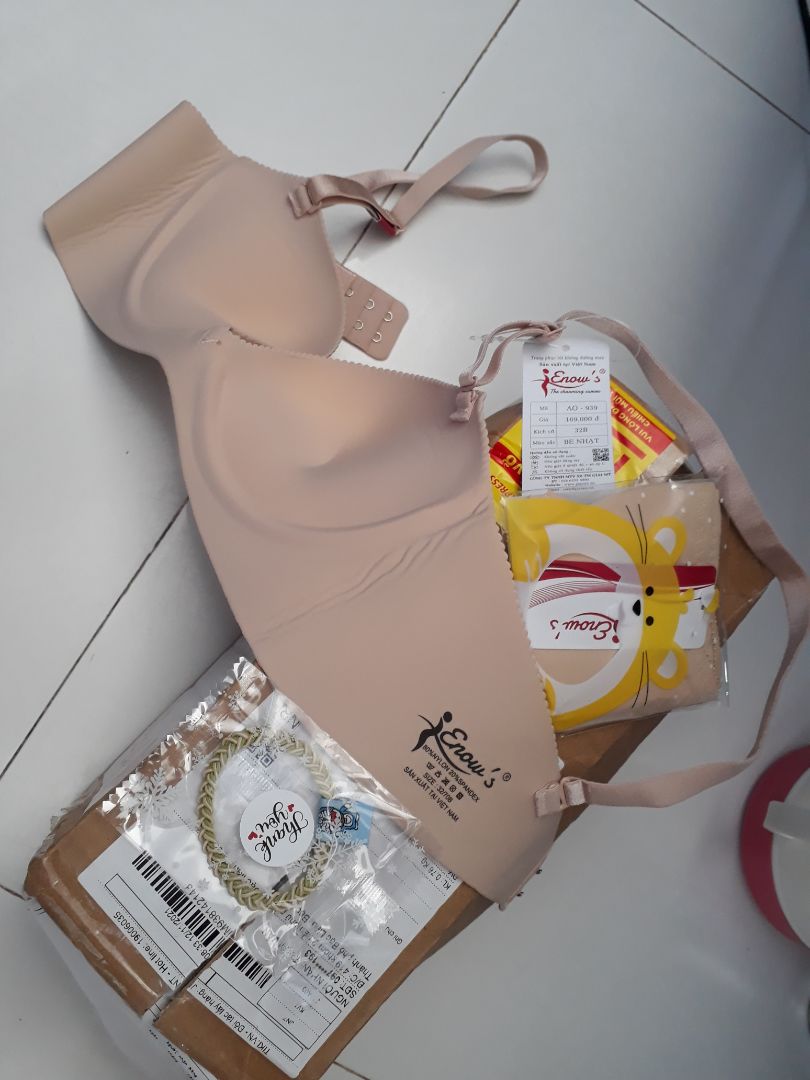 shop giao đúng mẫu đúng size đúng hàng .nhưng có đều dáng áo này là loại mướp hơi cao .bảng to nên khi mặc bị hở không ôm sát .mặc vẫn êm ái thoải mái cũng tặng shop 5 sao