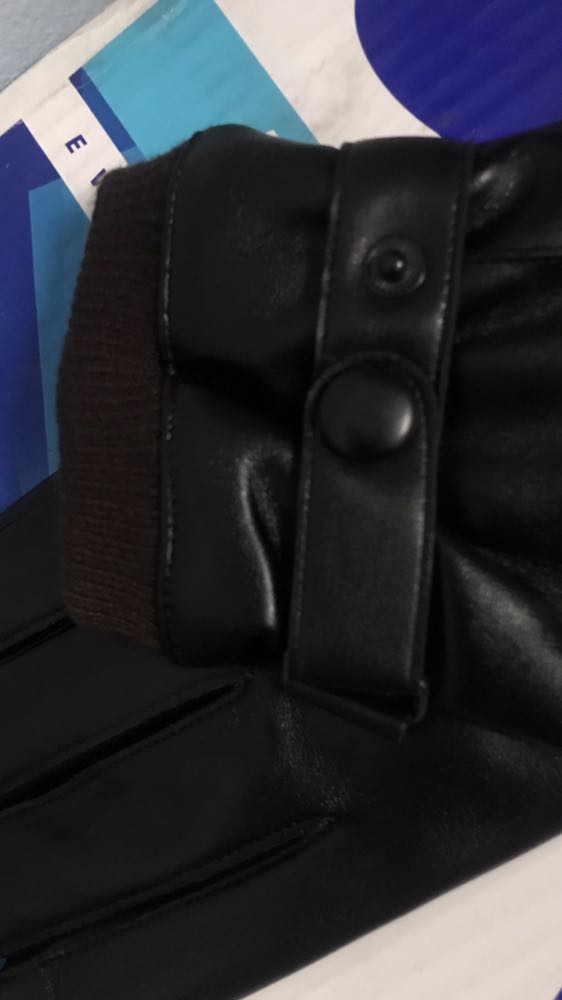 Găng tay da ấm áp. Mua về đúng đợt rét đầu mùa dùng thích ghê. Đi mưa khá ổn không sao cả. Lớp lông bên trong làm găng tay mềm mại dễ chịu. Da co giãn tốt đeo cũng rất thoải mái nữa ý. Sản phẩm tốt đánh giá 5 sao. Cảm ơn shop và tiki