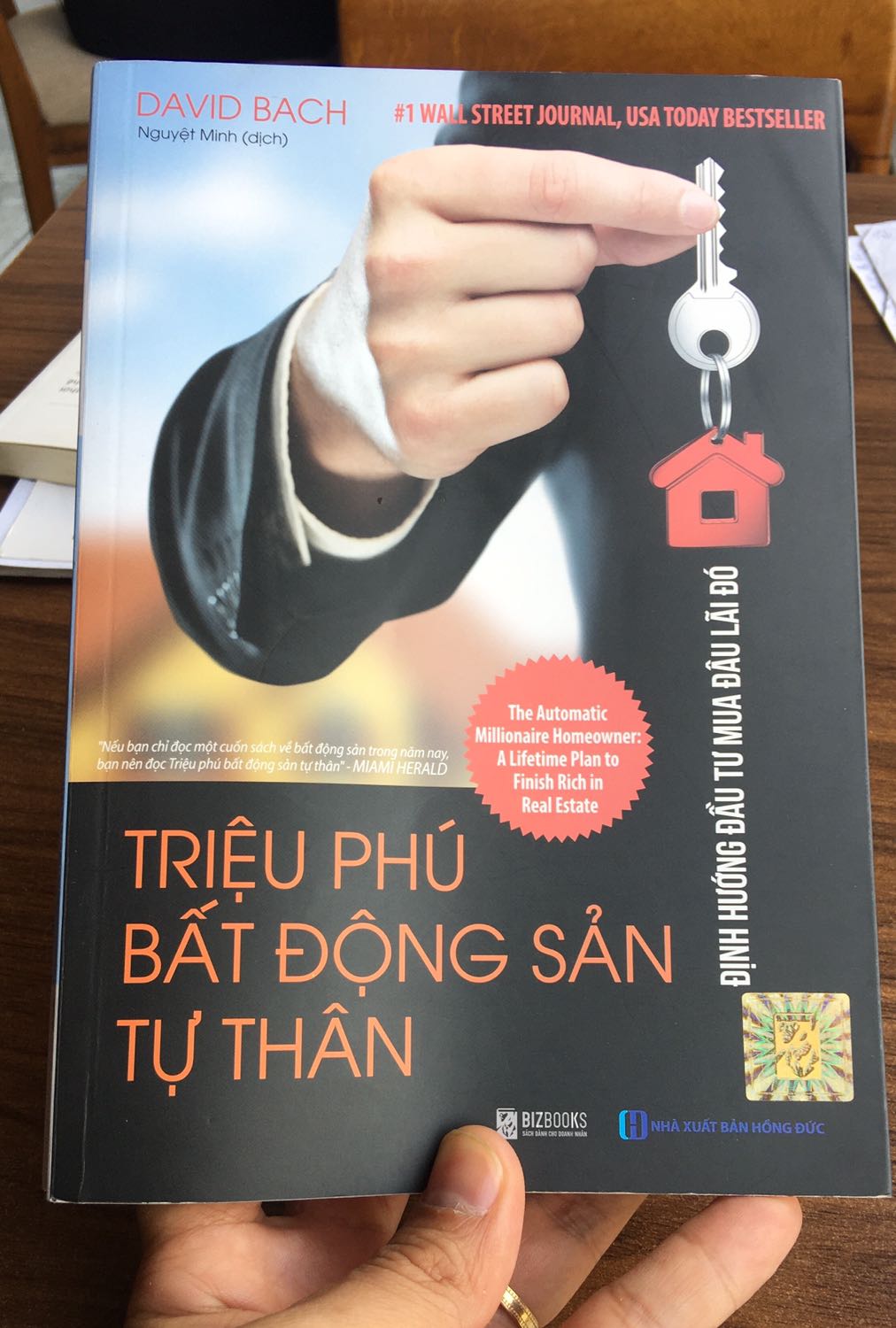 Sách viết về những đặc trưng bđs của Hoa Kỳ nên không áp dụng tại Việt Nam được. Các gợi ý trong sách còn mang tính chung chung. Nếu muốn tìm hiểu chuyên sâu và có những gợi ý đắt giá hơn, khuyên bạn chọn bộ sách bđs của Trump University và bộ Dạy con làm giàu.
Một điểm tốt của cuốn sách này là giúp cho các bạn có được những bước đầu tiên khi tham gia vào bđs.
