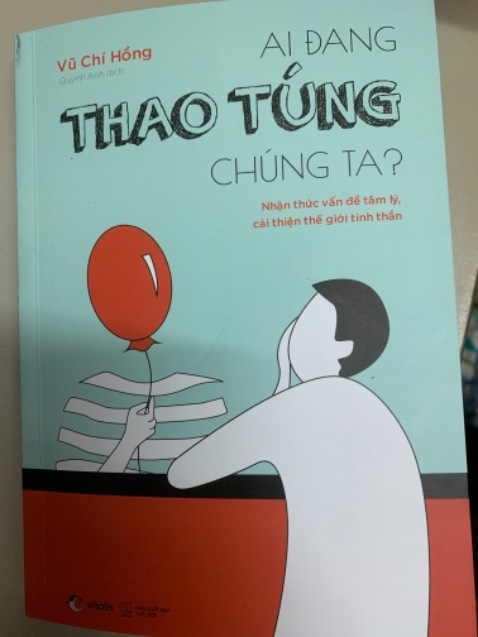 / Nội dung của sách xoay quanh những chủ đề về bản ngã, lòng ái kỷ và nội tâm con ng từ bên trong ra bên ngoài do tác động của hoàn cảnh gia đình từ người thân và môi trường xung quanh cùng các mqh như bạn bè, thầy cô, đồng nghiệp và ng yêu. Đây là 1 cuốn sách rất hay dành cho những ai muốn tham khảo về thao túng tâm lý.
Săn sale 6.6, sách mới hoàn toàn, tiki giao hàng nhanh.