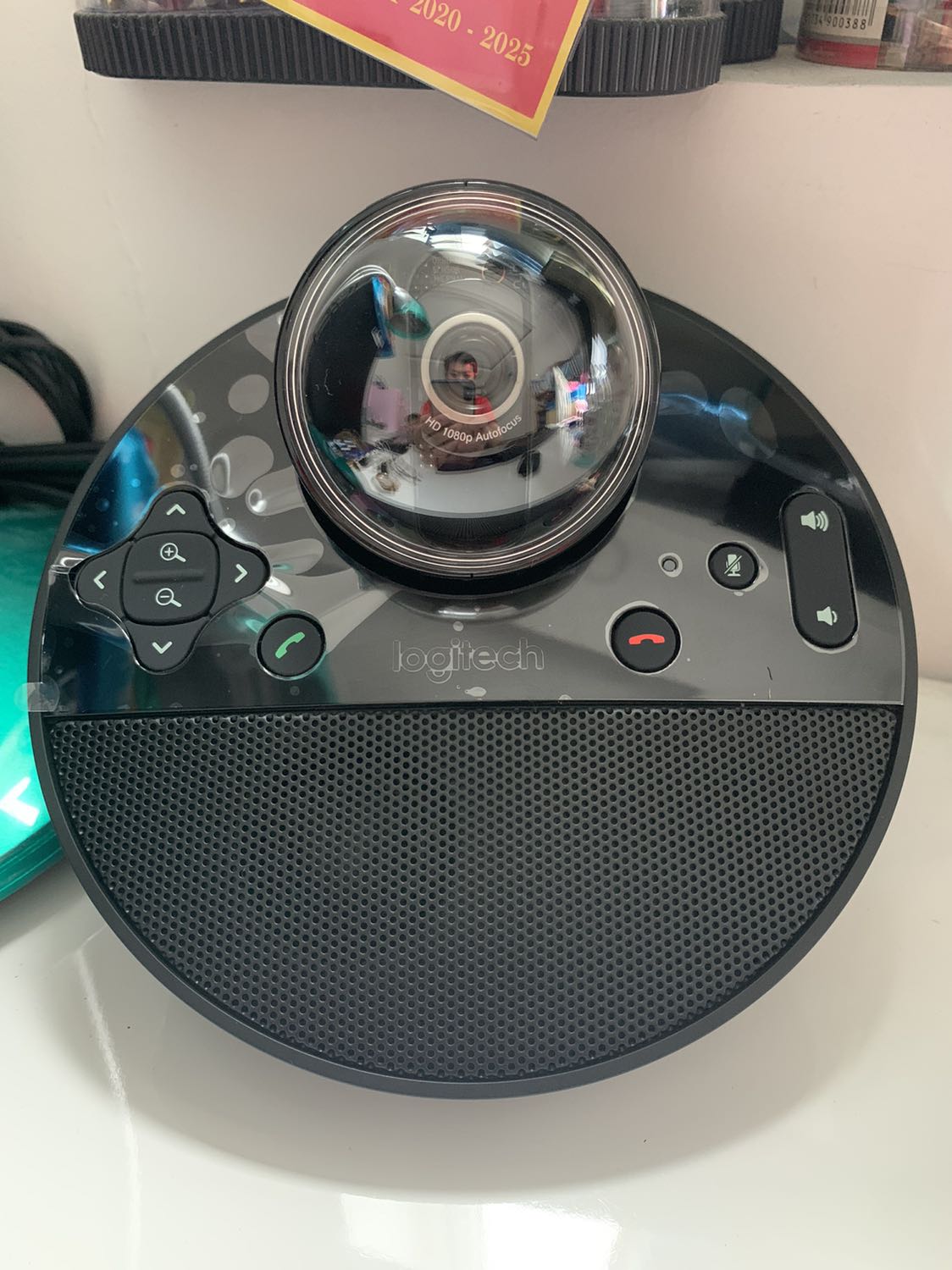 Rất hài lòng về chất lượng sản phẩm, kết nối nhanh, đơn giản, chất lượng hình ảnh sắc nét Full HD. Là 1 sản phẩm 3 trong 1: vừa là webcam, tích hợp Mic chống ồn và là loa nghe nhạc. 
Chưa hài lòng về vận chuyển vì thời gian quá lâu (10 ngày mới nhận được hàng).
Không thấy hoá đơn bán hàng và phiếu bảo hành gửi kèm theo sản phẩm. Đề nghị Tiki có phản hồi về việc này.