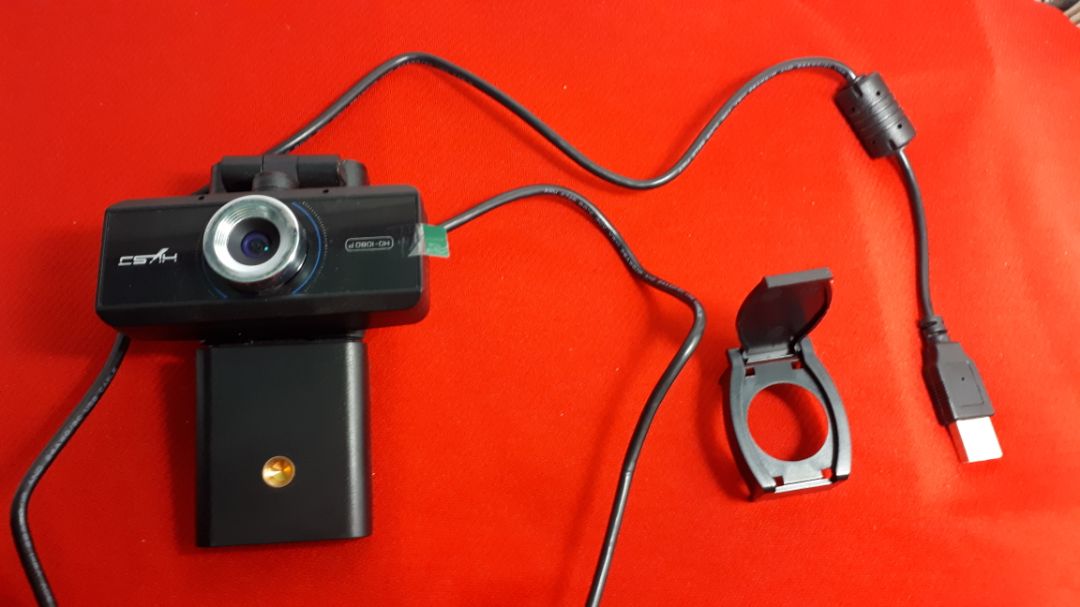 Dễ lắp đặt, camera FHD rõ khi đủ sáng, hơi bể ảnh khi thiếu sáng (đã chỉnh tiêu cự).Có nắp đậy nên tiện bảo vệ riêng tư cá nhân, camera xoay được 360 độ trái phải, 180 độ lên xuống.Nhìn chung chất lượng tầm trung hợp với giá tiền, hài lòng