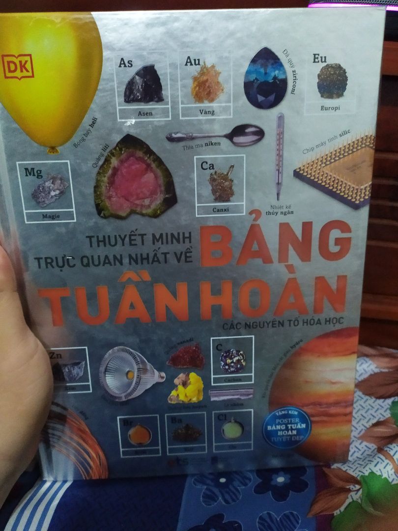 Một phiên bản không thể đầy đủ hơn về phân tích, giải thích, miêu tả trực quan nguồn gốc, cách tìm ra các nguyên tố trong bảng tuần hoàn hoá học huyền thoại. Sách có tặng kèm bảng tuần hoàn hoá học được in trên giấy cứng khổ A3 cực kỳ đẹp luôn.